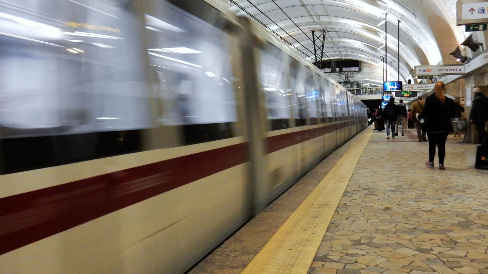 Un treno della metro al binario