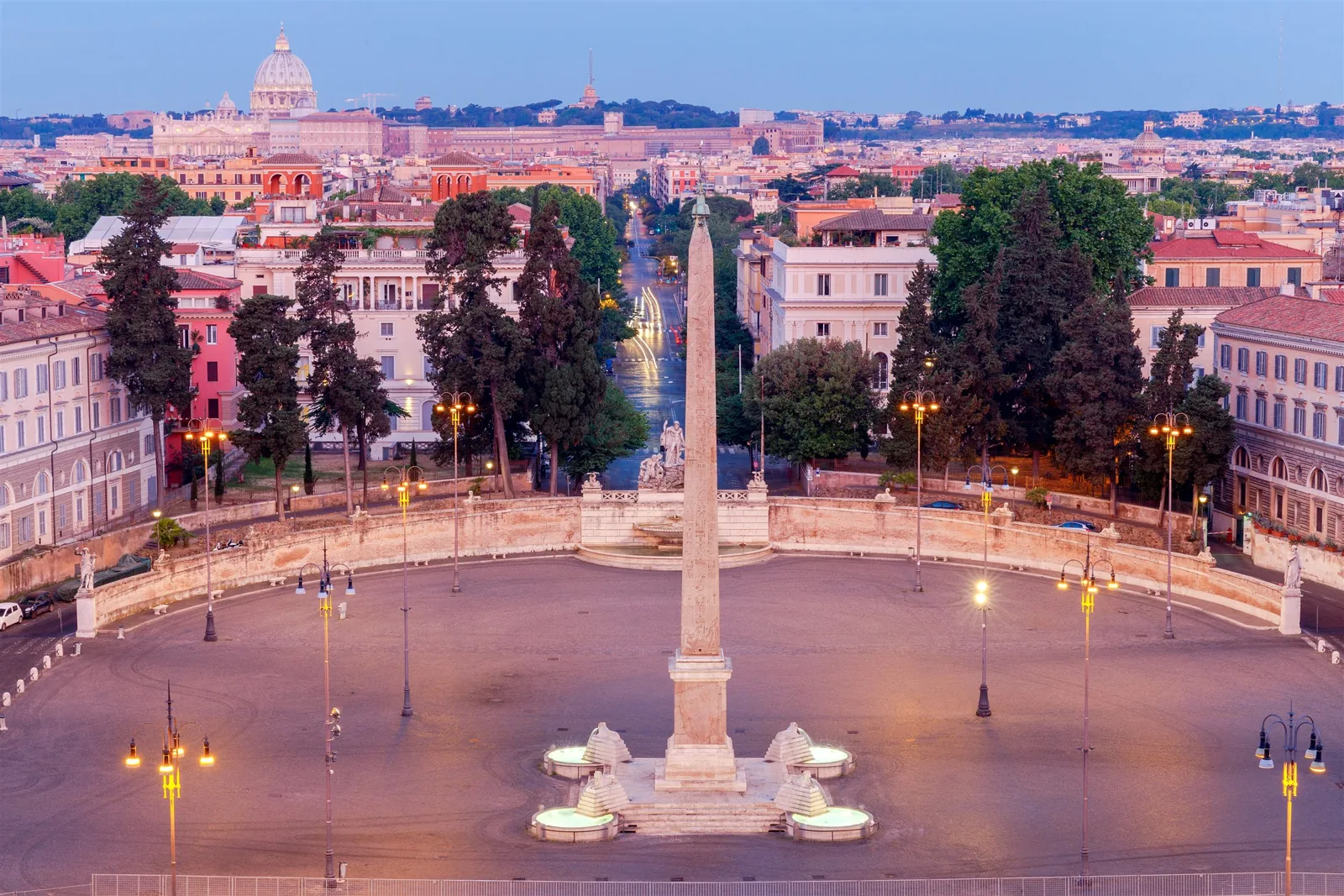 Piazza del Popolo e il suo obelisco, con la cupola di San Pietro sullo sfondo