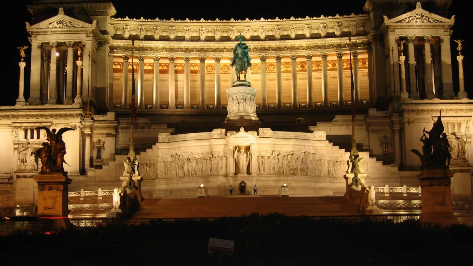 Il Vittoriano accanto a Palazzo Venezia