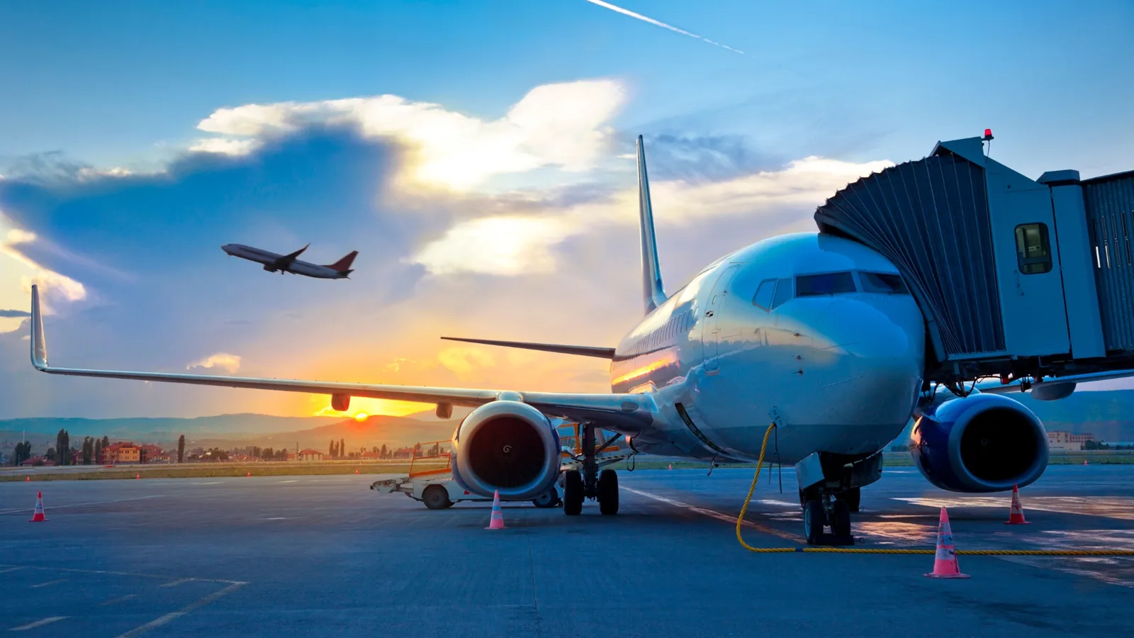 Un aereo al gate per il transfer aeroportuale