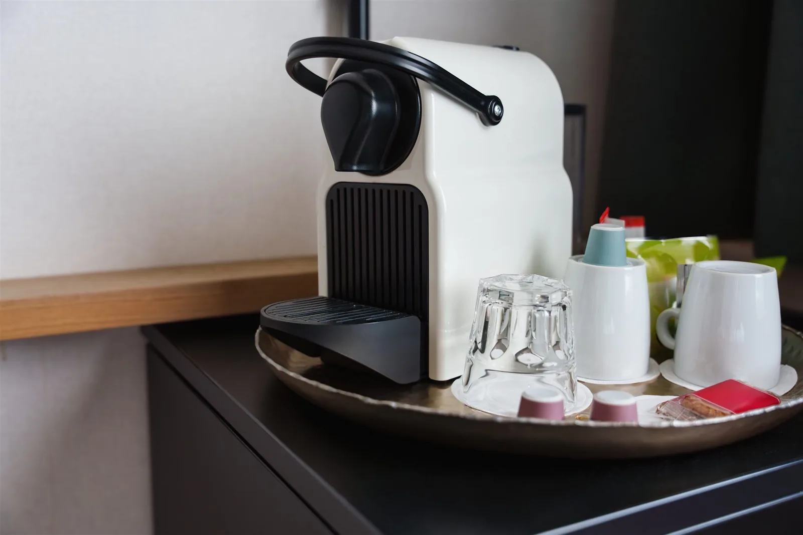 Una macchina del caffè con tazze per il tè e il caffè in camera